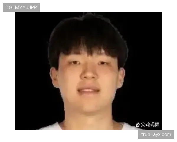 杨瀚森赛场上一秒狂飙千里，下一秒却像个邻家大男孩吃着泡面