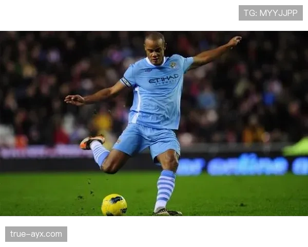 孔帕尼下了场球场，居然背着几千块的名牌包？这日常也太不像个豪门老公了吧…