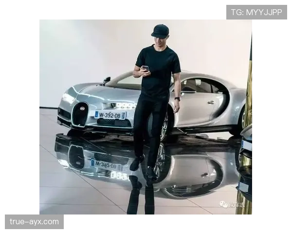 瑞安·洛赫特深夜晒豪车泳池照，我的生活灵魂被碾压